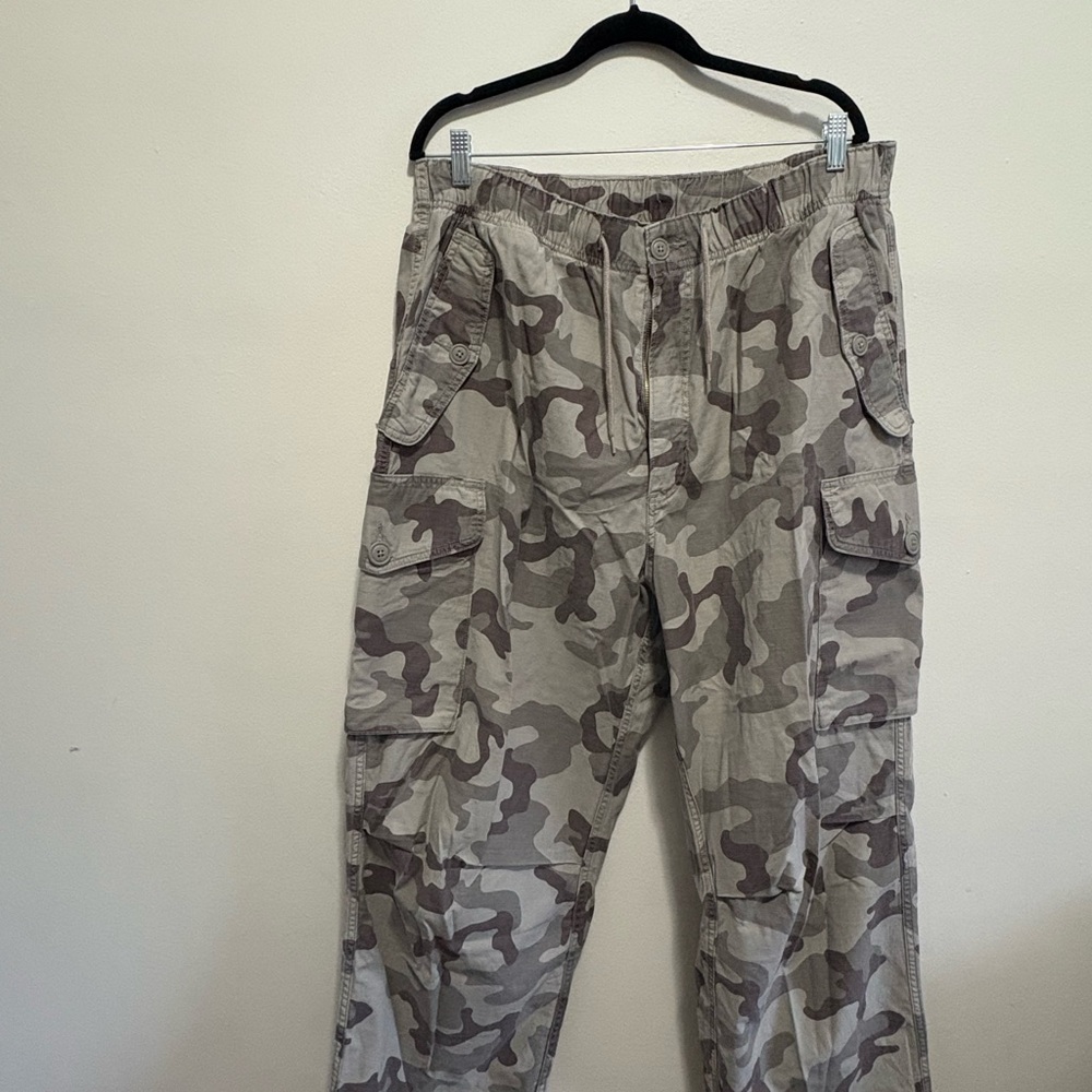 Levi's Men's Gray Camouflage Cargo Pants